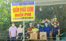  phát cơm miễn phí cho người dân qua chốt kiểm soát phòng, chống dịch COVID-19 trên đường Hồ Chí Minh 